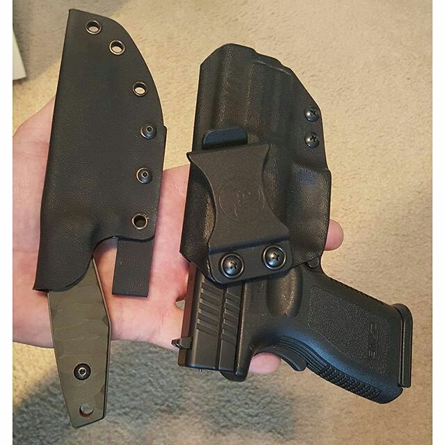 ANRDesignLLC's tweet photo. Holster love.

From @selbyknives
Holiday carry 🎄

#selbyknives #folsomknife #tacticalknife #everydaycary #xd45 #ale… https://t.co/e3j73b0fH4