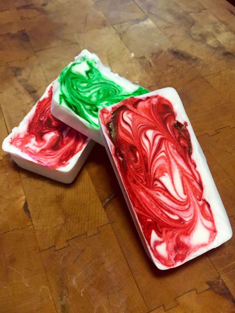 Amanda_Jayyne's tweet photo. @HeidiSomers ohhhh yes! All pepperminty and wonderful! I tried to be creative with the swirls..keyword being tried. https://t.co/JEhbkHTLBH
