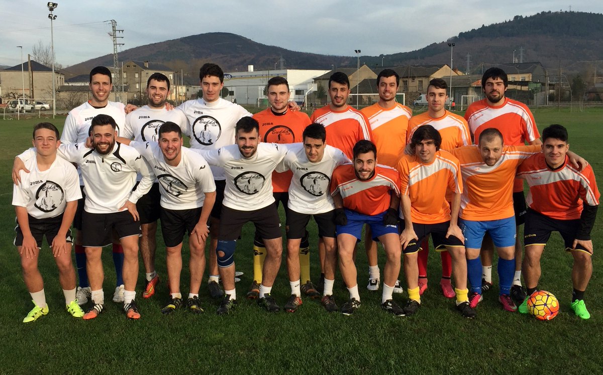 TrokolasFC's tweet photo. Buen partido navideño contra el @buddaponferrada en los campos de Columbrianos. https://t.co/mdpvKoqcp4