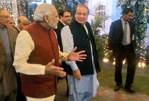 spati2012's tweet photo. PM Modi at PM Sharif's residence in Lahore !! #ModiInLahore #ModiInPak #ModiInPakistan #BirthdayDiplomacy https://t.co/wuLLT9Vwsk