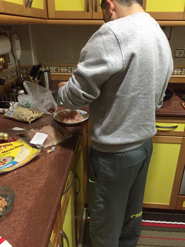 inma_333's tweet photo. O le ganas una apuesta o no lo metes a la cocina 😂😂😂 @JoseRiosMorote https://t.co/nIdvladScD