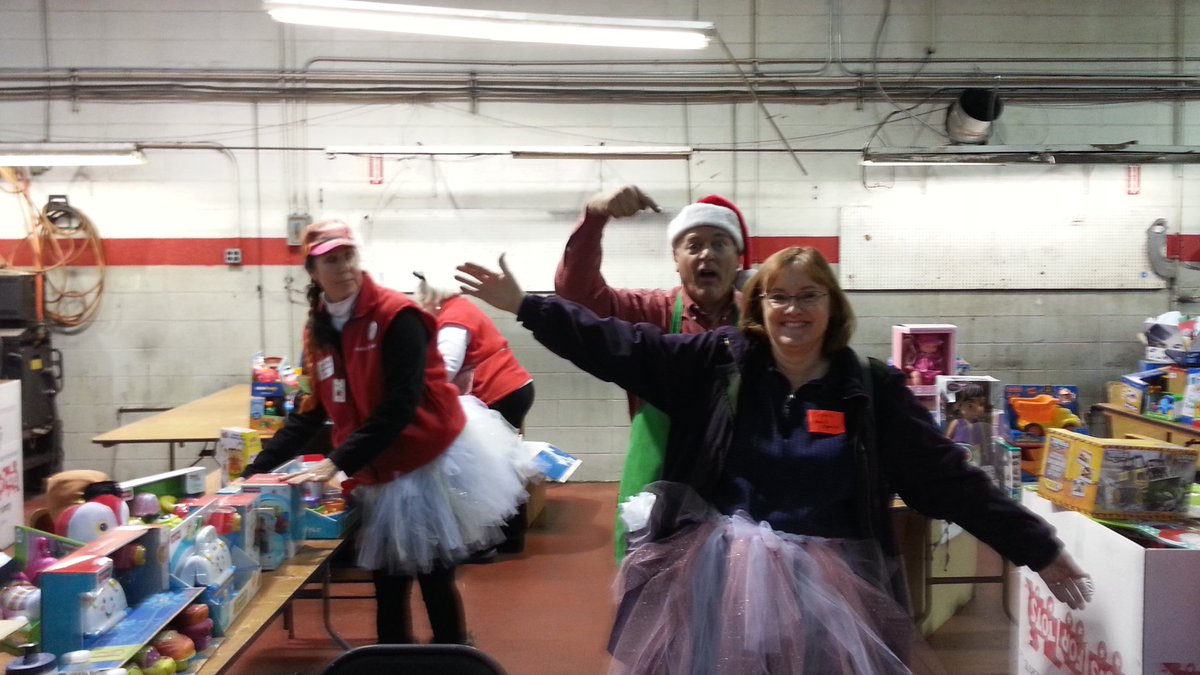 ShareAGiftCO's tweet photo. Share-A-Gift has the best elves in the entire North Pole!
#ShareAGift #SantasElves https://t.co/qVyxOLmcqg