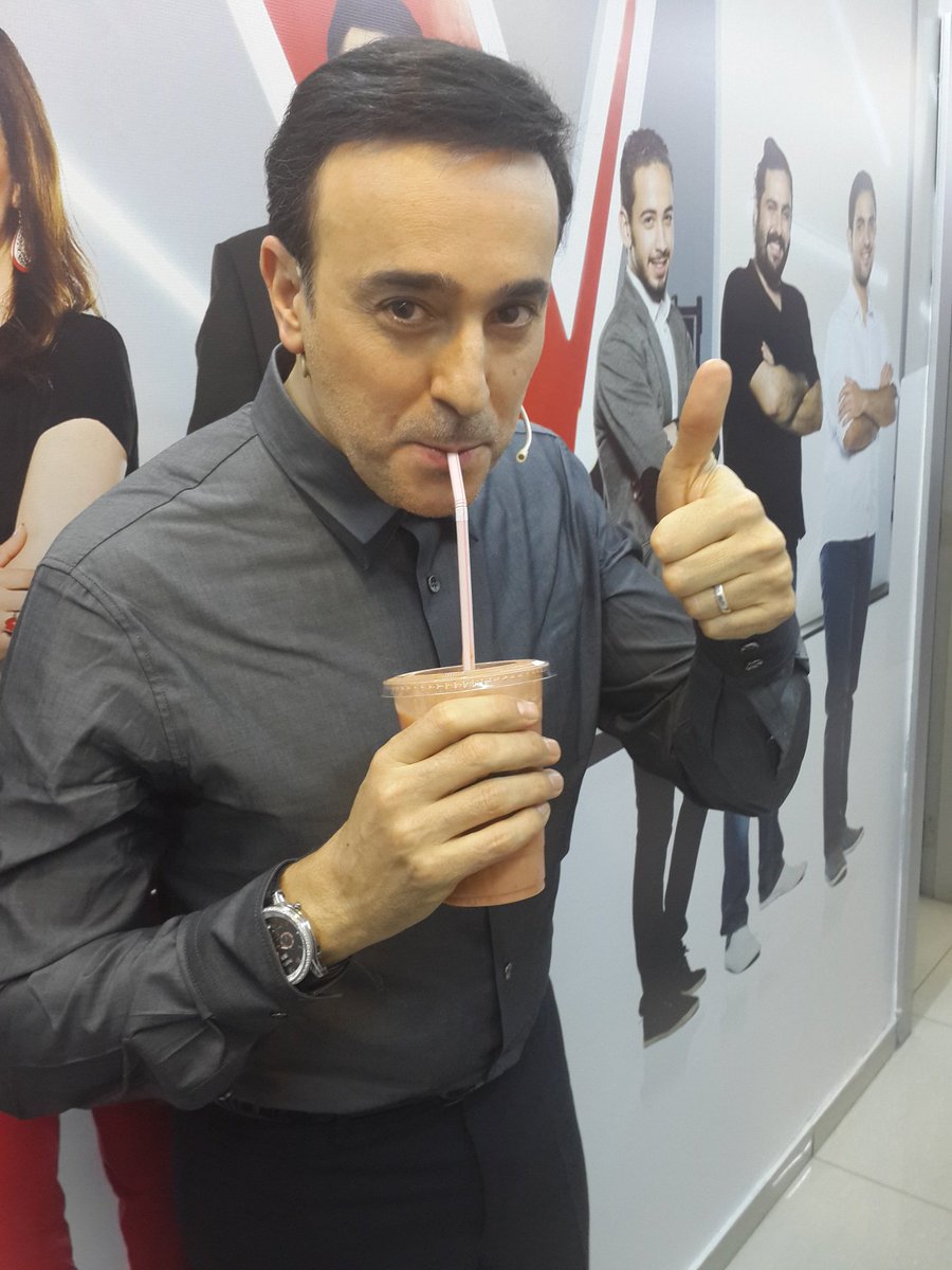 rebaisaber's tweet photo. العصير ثم العصير خلال الاستراحة 😆😆😆 @mbcthevoice #mbcthevoice https://t.co/wtCIm0dvyX