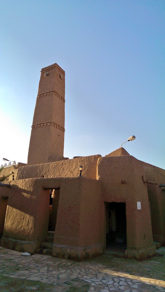 مسجد الحسيني التراثي #شقراء  مميز بمئذنته المربعة العالية و رواقه المجصص تعلوه دعامات و ميضأته بقروها الحجري
#تصويري