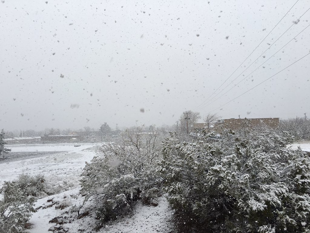 rajankoi's tweet photo. The first #snowfall of the #winter #BoxingDay #snow #lascruces https://t.co/IGyC1hakut