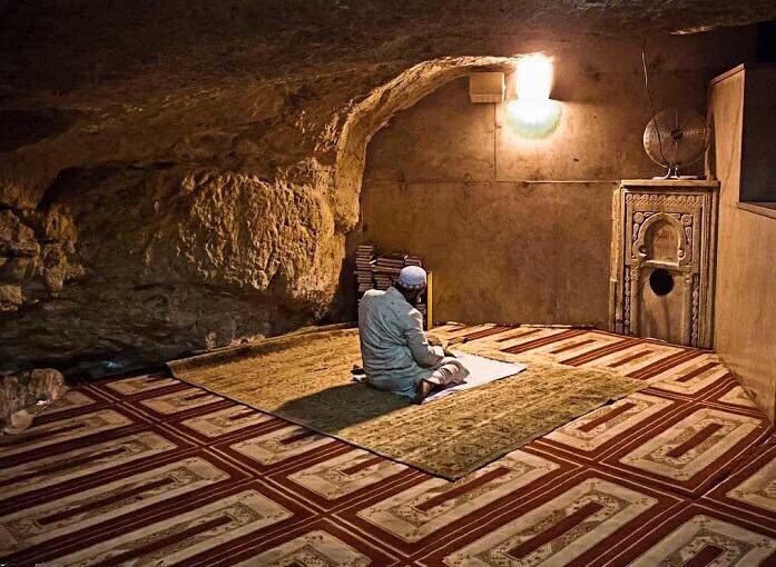 تضرع:
يا من يُرجَّى للشدائد كلها = يا من إليه المشتكى والمفزع
ما لي سوى قرعي لبابك حيلة = فلئن رُددتُ فأي باب أقرع