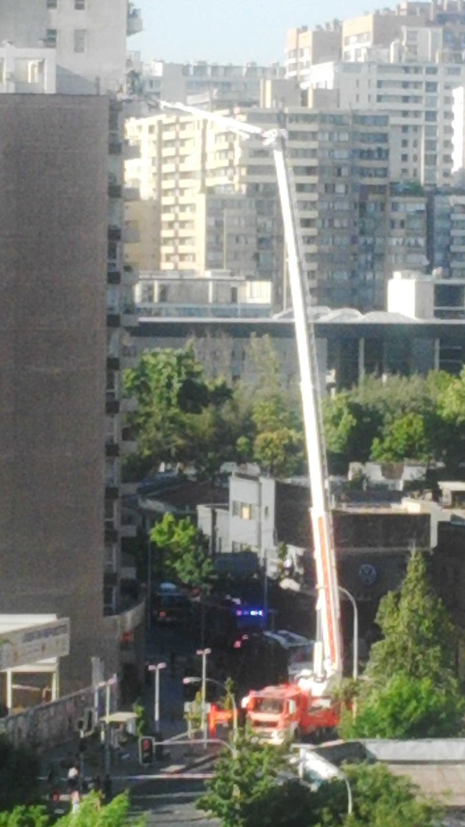 MedelTerra's tweet photo. Cuerpo de Bomberos Santiago desplegando escalas telescópicas https://t.co/Rc659RAfHD