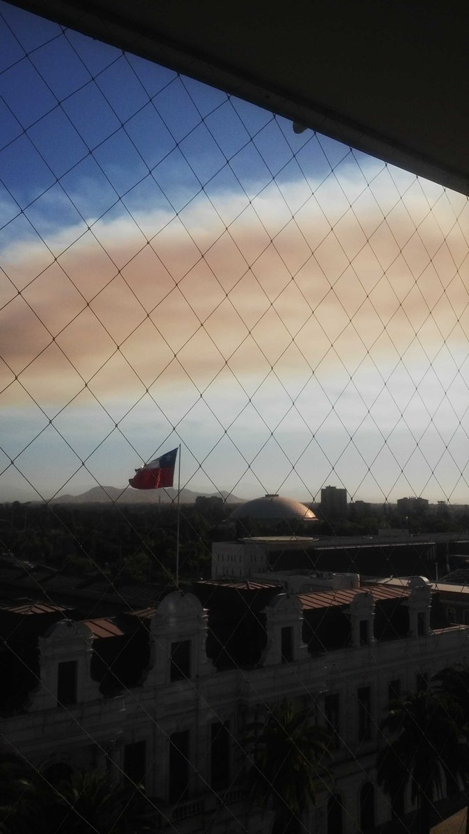MedelTerra's tweet photo. La nube del incendio forestal de Lampa pasando por Santiago Centro https://t.co/hARyzfaQQA