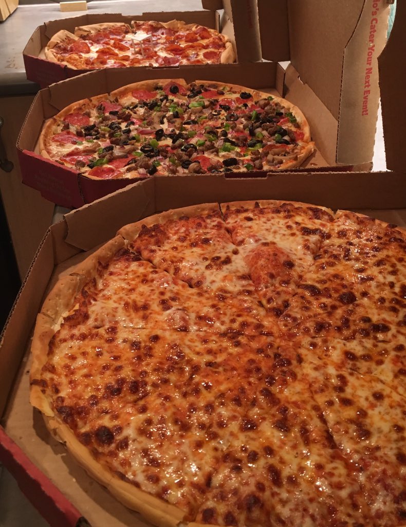 Sarah_Mac_aroni's tweet photo. First pic on the new phone. Of course it would be of #pizza. @Mazzios https://t.co/45u6QEXk6Q
