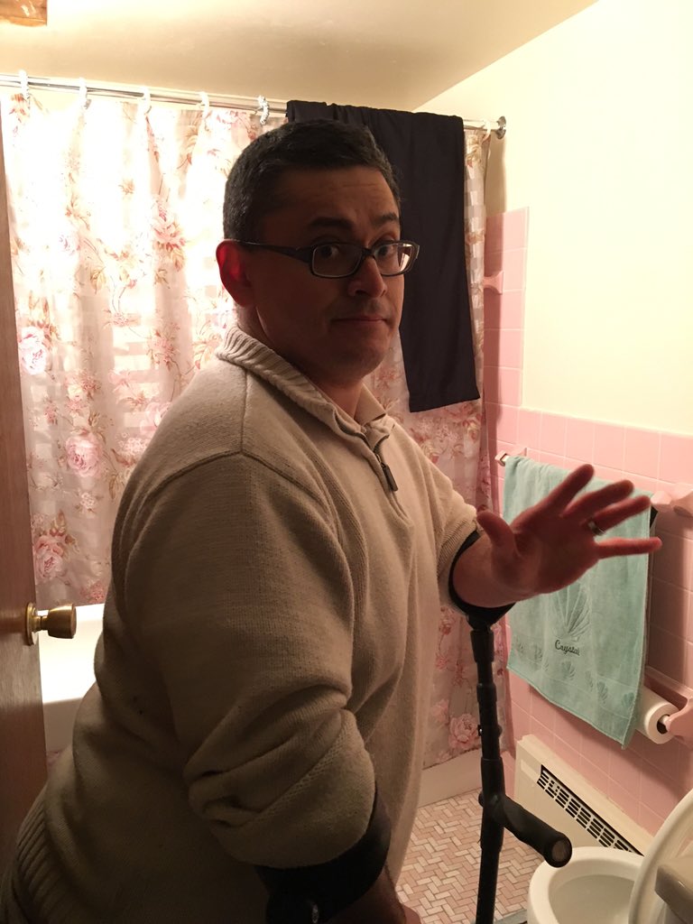 eGGzact's tweet photo. Bathroom selfie from my parents bathroom: https://t.co/4illpkl3jb