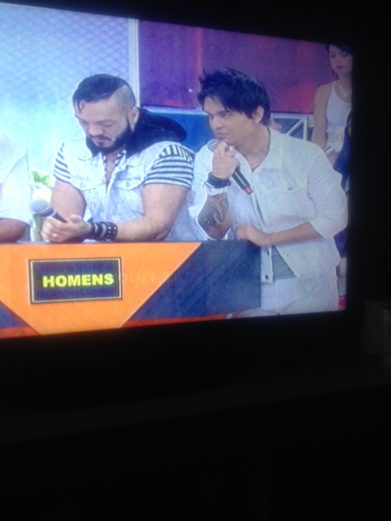 Adriele0806's tweet photo. Esperando o comercial volta #GustaNoLegendarios https://t.co/TAaMr6VzKV