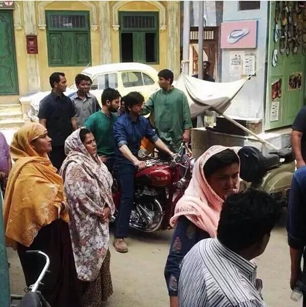 Shah Rukh Khan Pictures from Sets of Raees