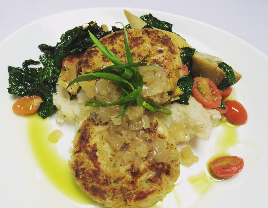 Blue_H2OGrill's tweet photo. Crab cakes, buttermilk whipped potatoes, and kale make the soul feel good! #bluewatergrillobx #crabcakes https://t.co/V6Hpo1ND2v