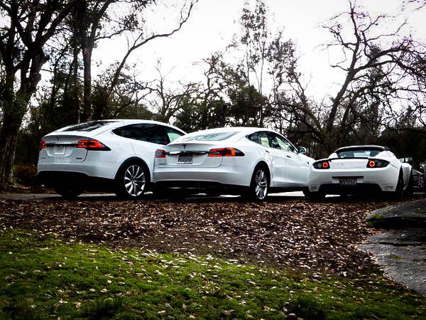 Tesla's tweet photo. A white Christmas in California for @bonnienorman &amp; @lodenthal2 https://t.co/uApLu75PQA