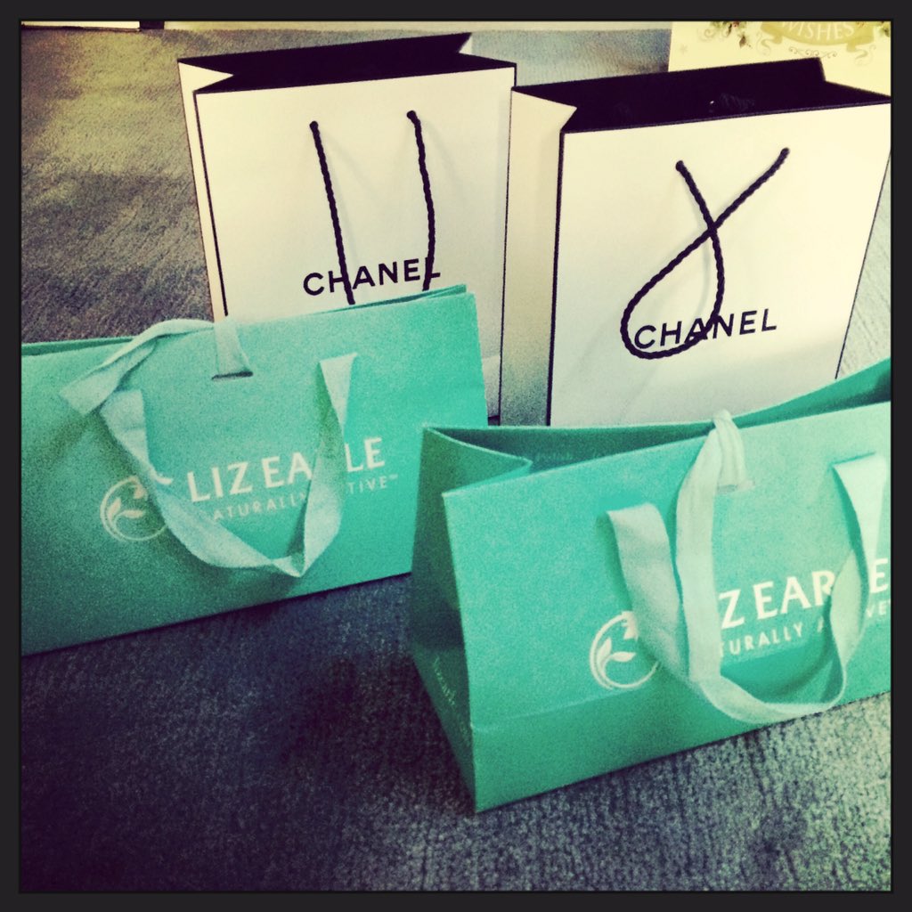 Becky_Travis16's tweet photo. Spolit rotten this Christmas #chanel #lizearl https://t.co/tjPFEopuJX