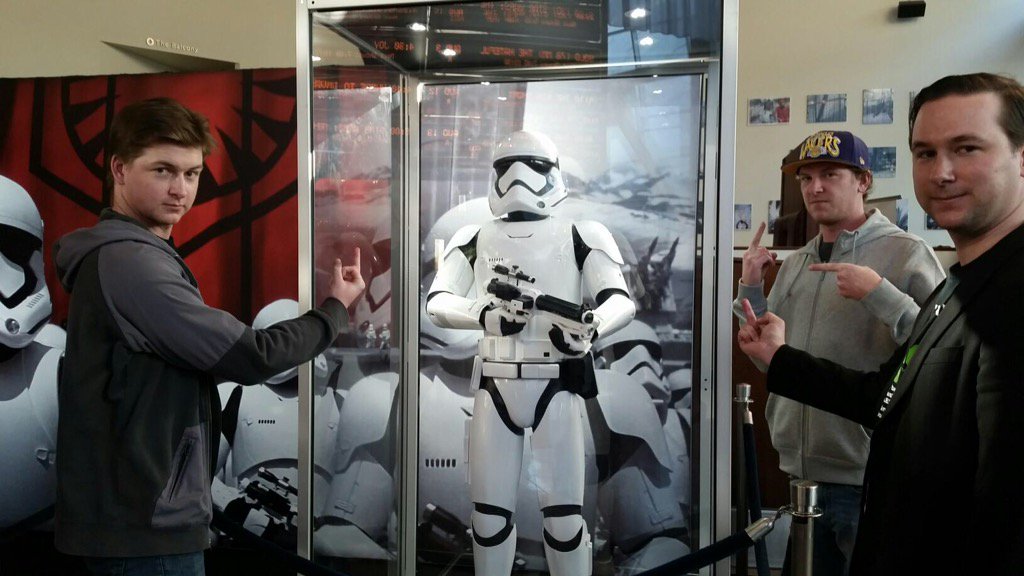 BFetchet's tweet photo. FUCK STAR WARS! #hateful8 #arclight #realmovies #suckitdisney https://t.co/khXCaWrXc6