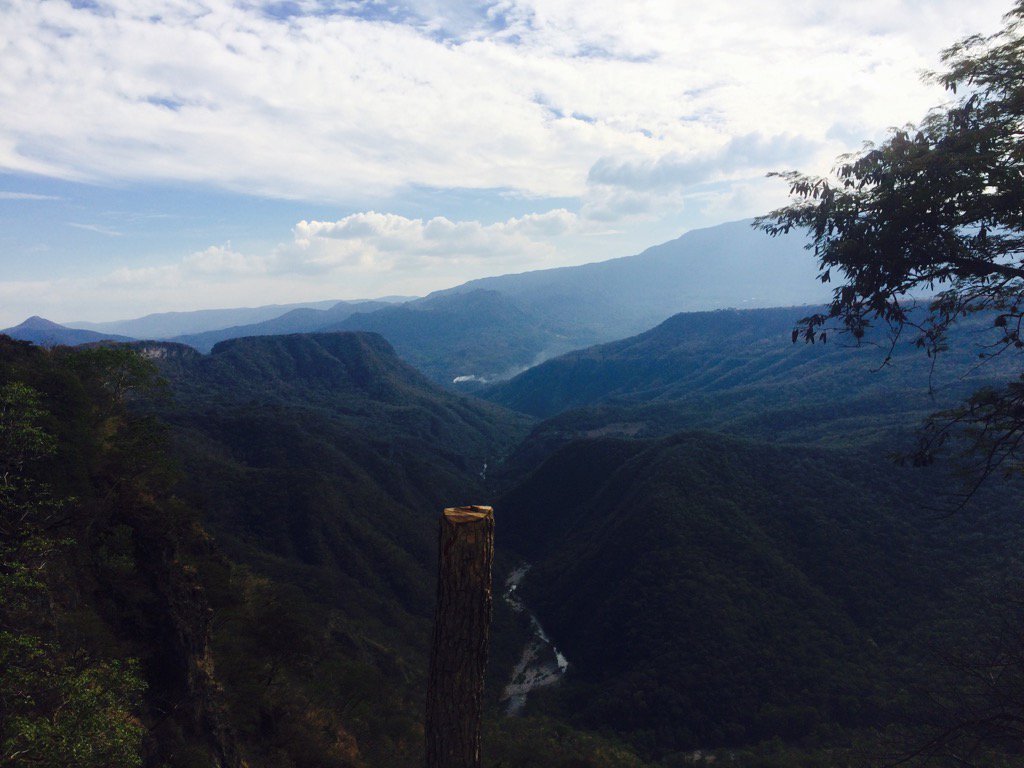 Prinsss14's tweet photo. No m crean pero se dice k este lugar a servido de tumba para muxooosss 😵😵 https://t.co/gyrcNfLQKL