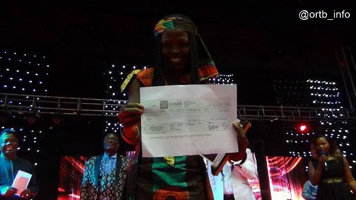 benintvsrtb's tweet photo. Anna Tèko, meilleure artiste de l'année montre fièrement son chèque. #SMB2015 https://t.co/YnvKOETTIt https://t.co/L6LbXk1hKz