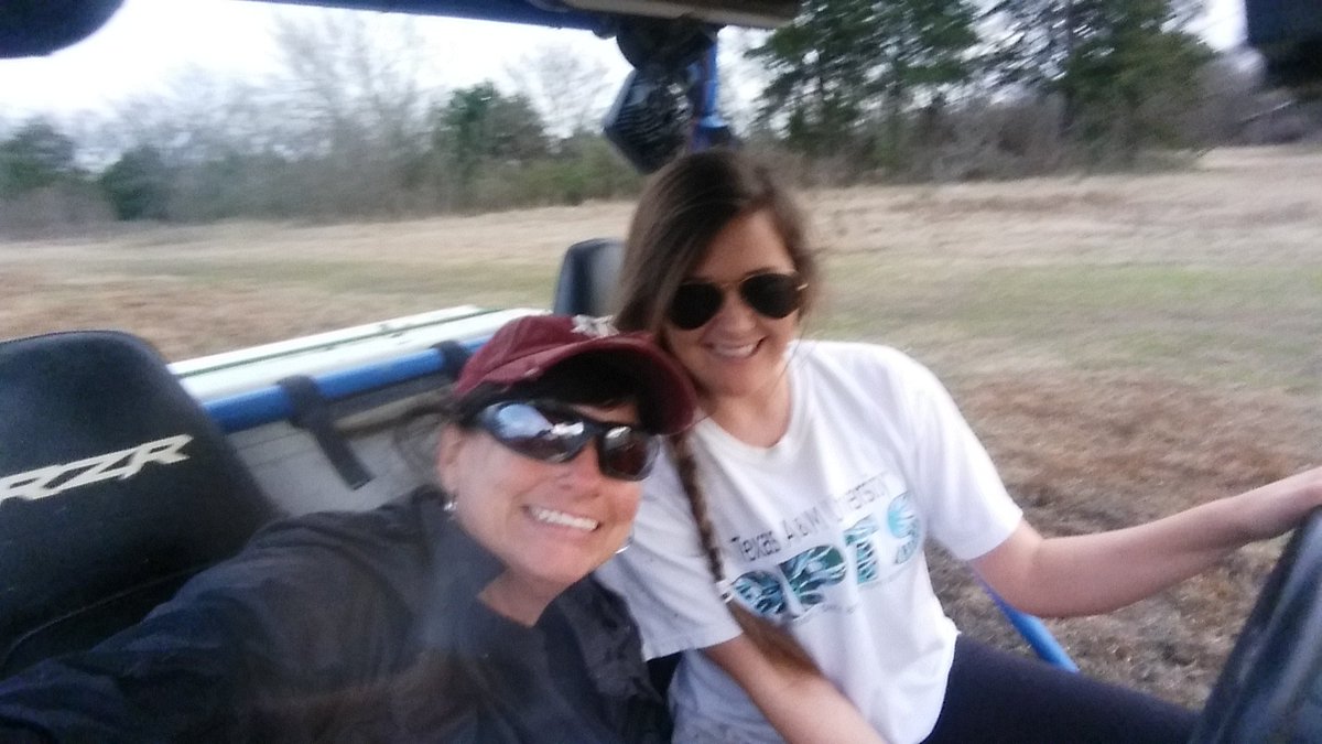 BlotzDebbie's tweet photo. Having a GREAT TIME!  :) https://t.co/wjXhxZ4M5n