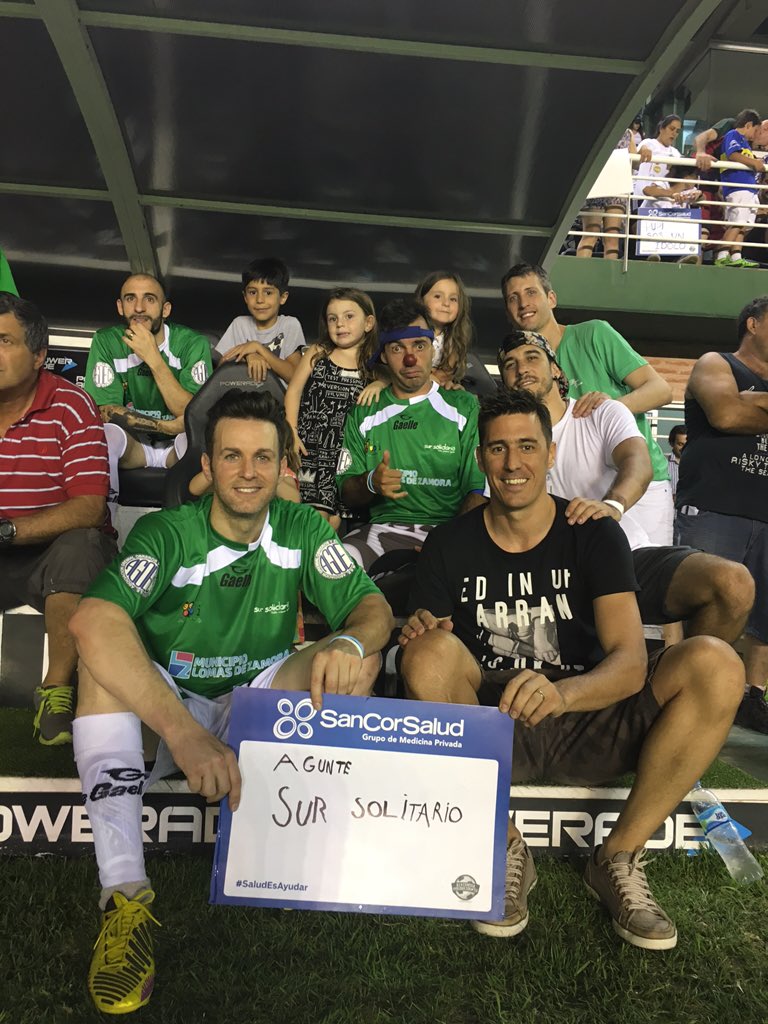 AxelOficial's tweet photo. Que lindo compartir este momento con familia y amigos #ALaCanchaxUnaSonrisa cc @sursolidario @FUNDACIONPUPI https://t.co/4otMo24Lq1