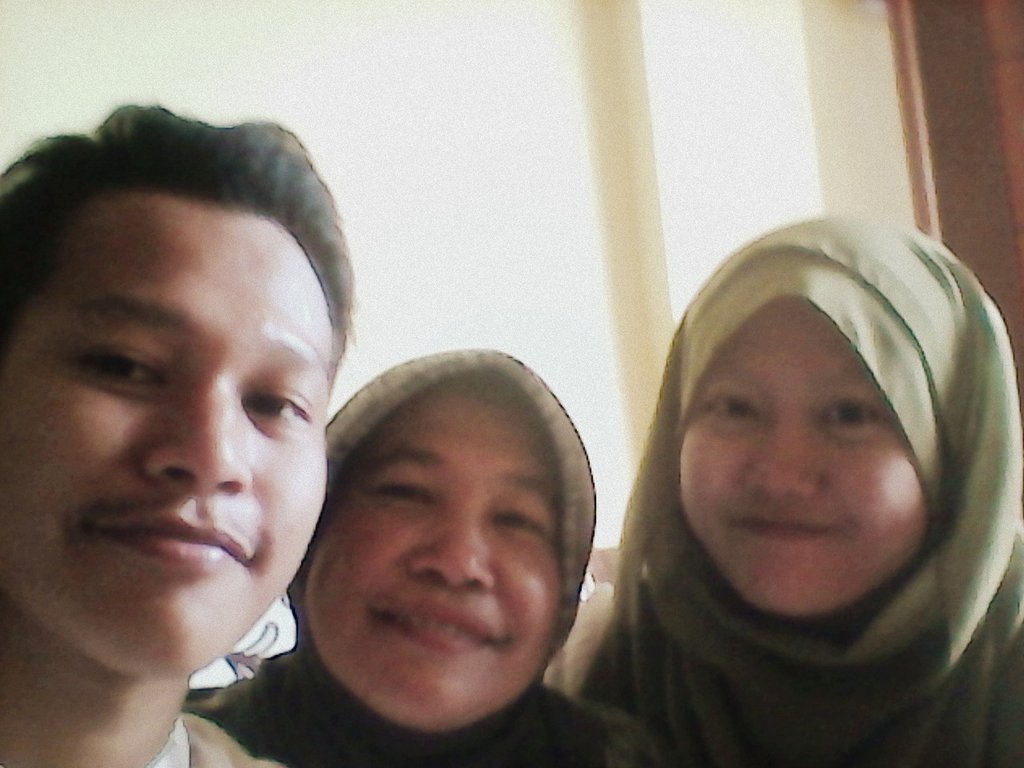 Rinrainny's tweet photo. Wlaupn Hari ibu sdh lewat,tp bagi kami hari ibu itu kpan aja, kita sayang ibu selalu :* :* @GayaFM @Ronni_Hermawan_ https://t.co/B5aM3cgyWo