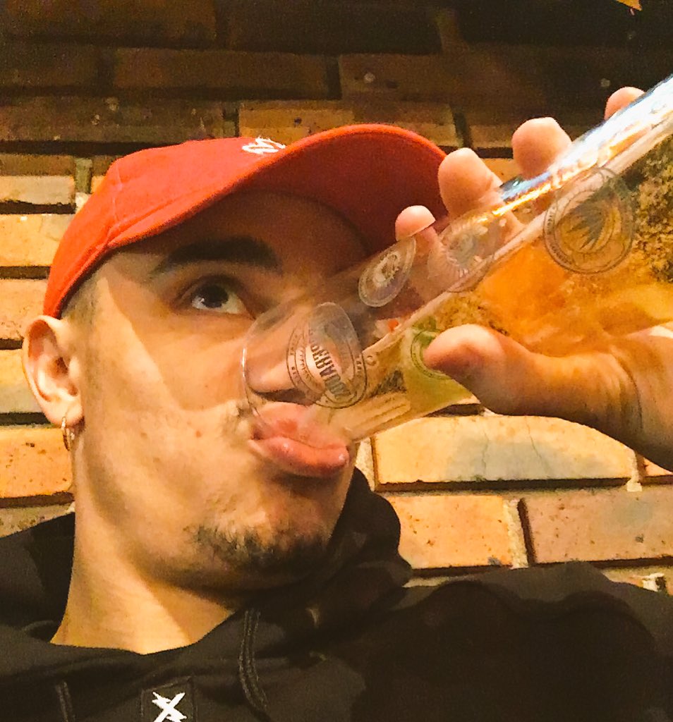 MisterVonline's tweet photo. Quand l'alcool c'est de l'eau et que dans tous les cas tu t'en fous puisque tu es alcoolique https://t.co/k0Nizk3sTp