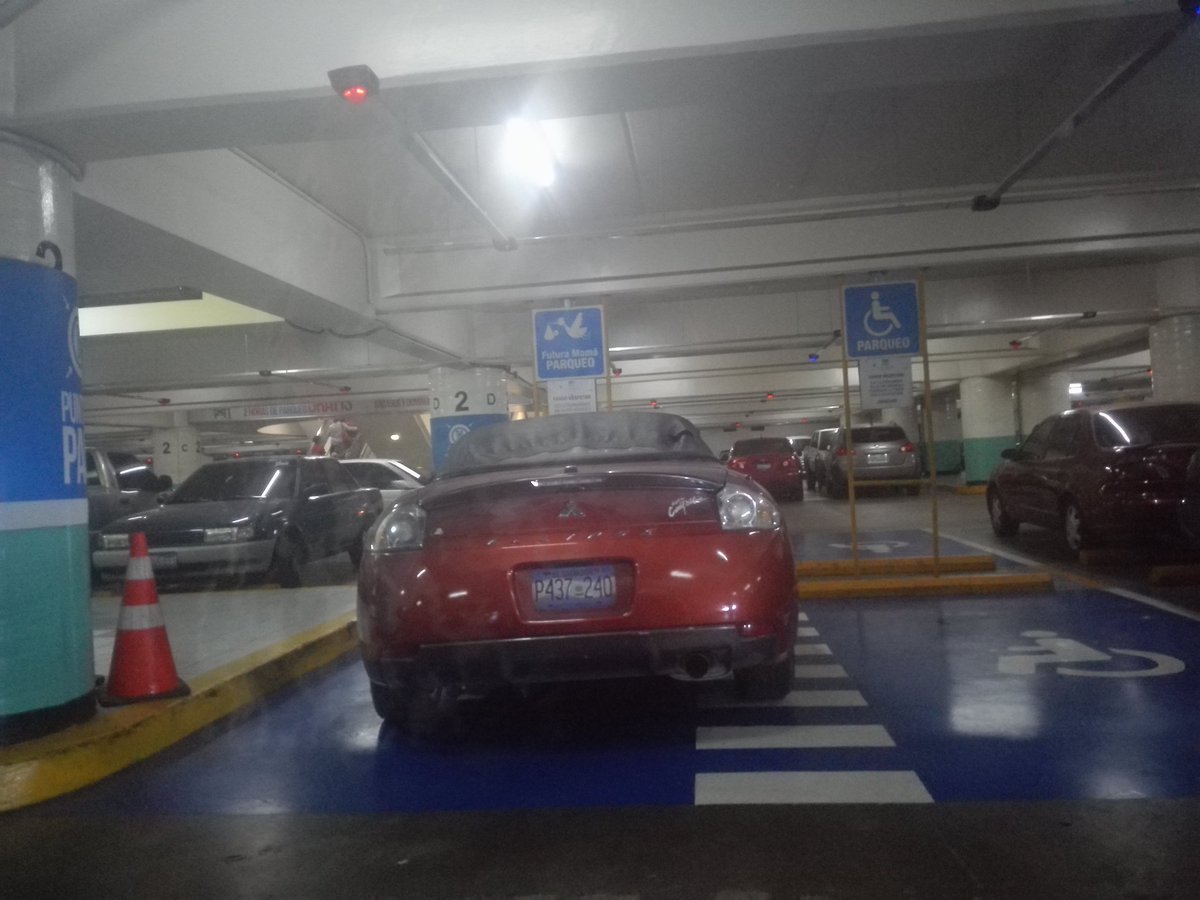 KCITAMAYA's tweet photo. Una mujer rubia y seca dejó el carro en el parqueo de embarazadas, en galerías. Revisar cámaras https://t.co/re2dGyrS76