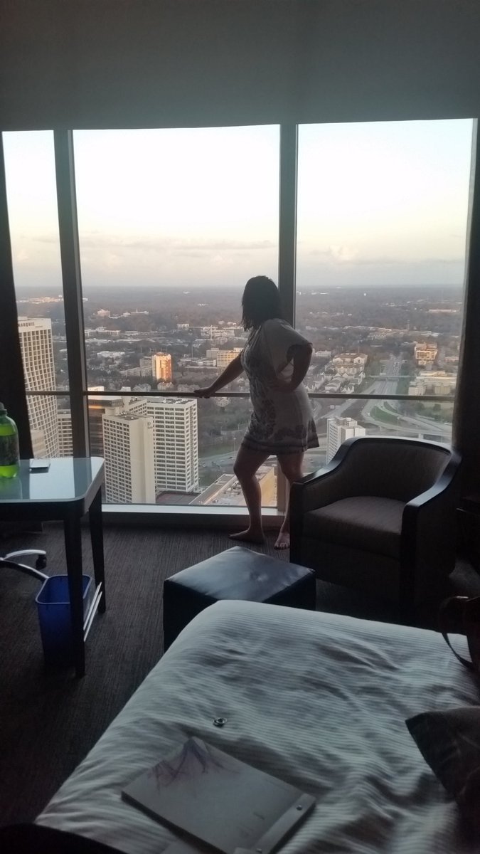 chelseyb1002's tweet photo. Obsessed with our view from our hotel room #westinatl #59thfloor #merrychristmastous https://t.co/iReZ5zetHr