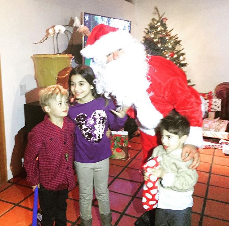 robinthicke's tweet photo. Robin Clause and stuff! Happy holidays! https://t.co/kuLN8lbrgH