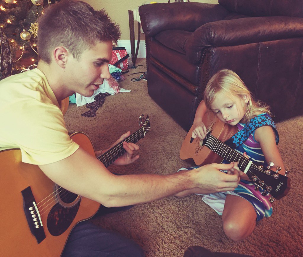 LukeBetchner's tweet image. Love my little cousin, Santa brought her a guitar this year. 😉 @TaylorGuitars