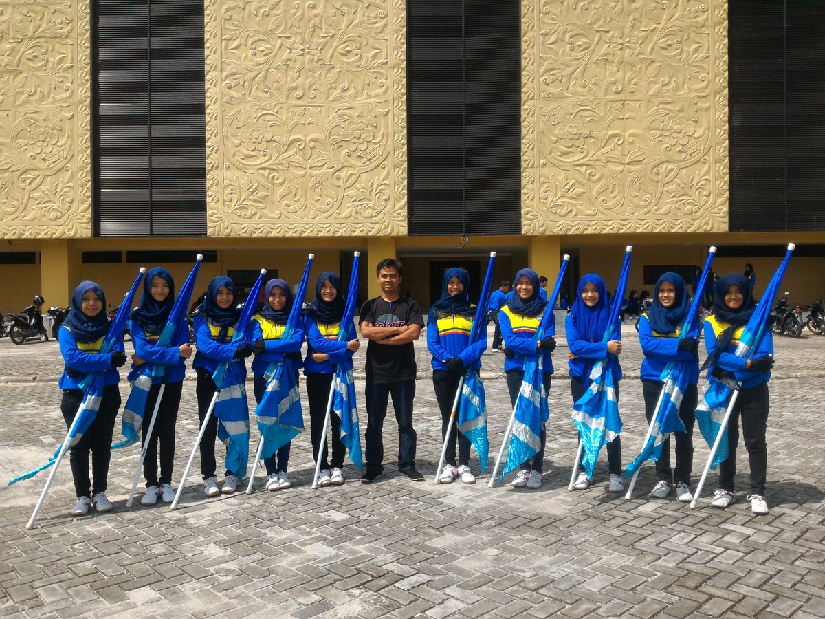 MARCHING_SIAK's tweet photo. Colorguard #MbSiak 2015 https://t.co/BnKGc35PqY