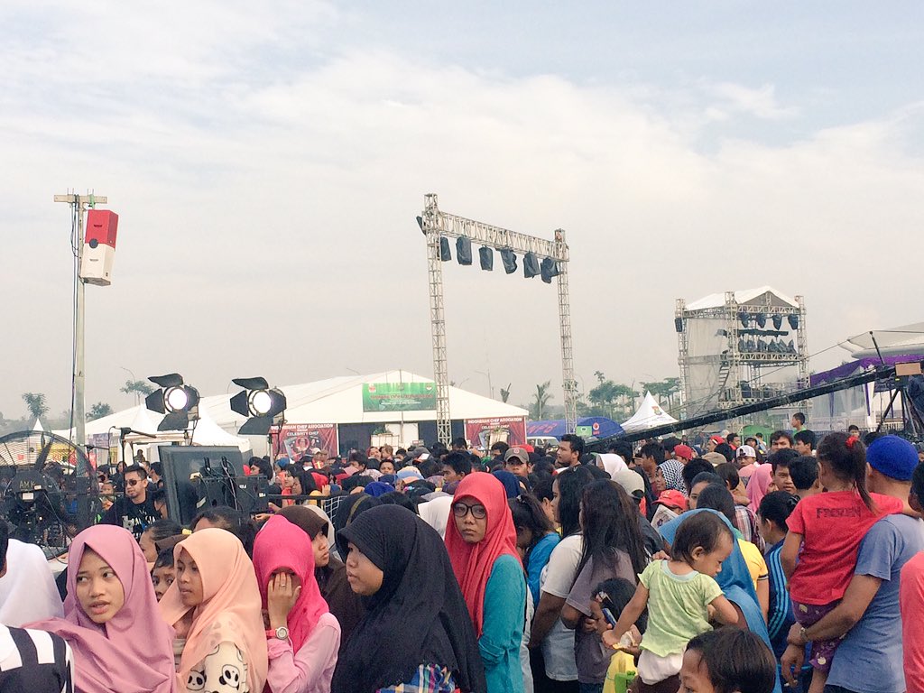 meragukan keseruan #DahsyatnyaMingguHappy ?? gak kan? krn masih 1 jam lg aja penontonnya udh kaya gini!