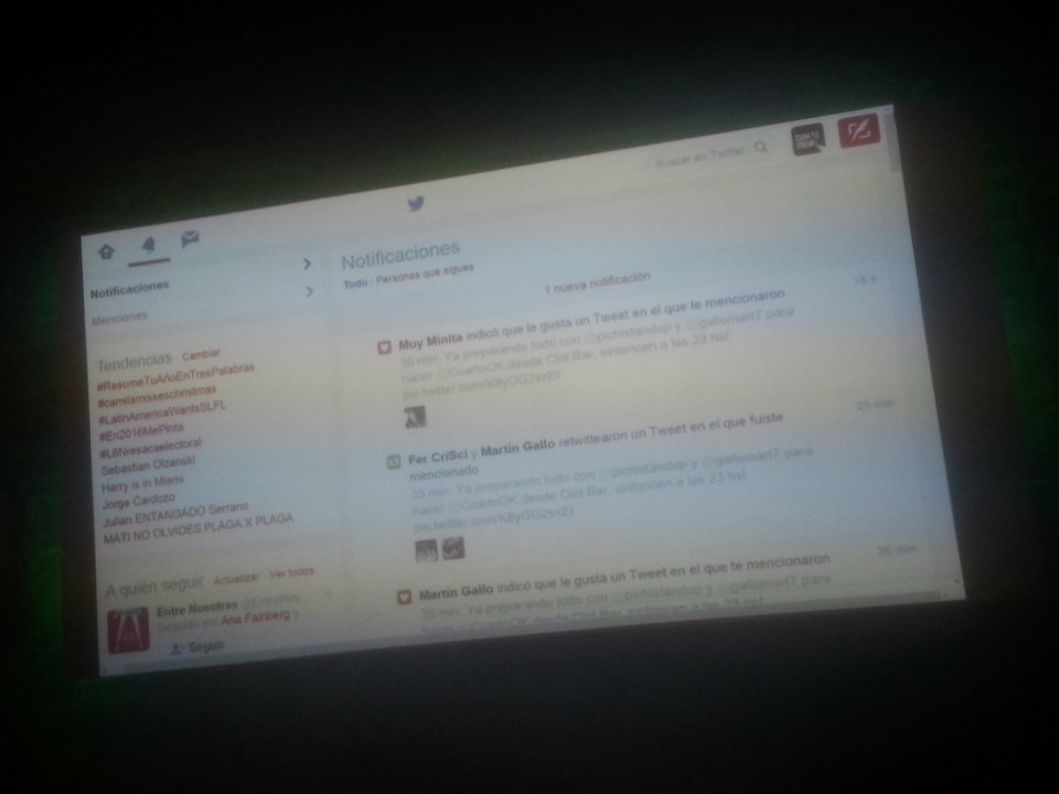 El twitter de <a href="/cuartook/">Cuarto Oscuro</a> en pantalla gigante en <a href="/Clot_bar/">CLOT</a>, hoy lo que pongan lo leen todos en el bar!