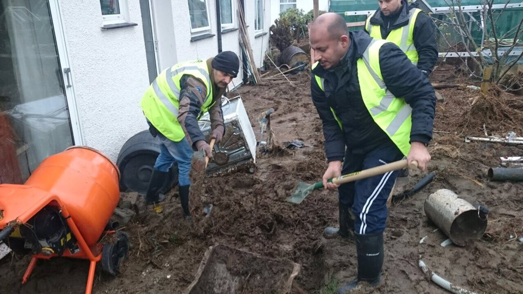 Syrian refugees helping fill sandbags in Rochdale today.  CXMfHXHWAAAE-Dc
