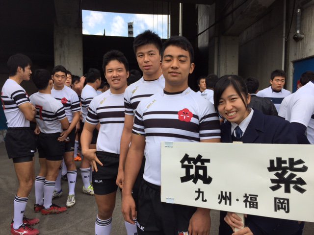J Sports ラグビー公式 全国高校ラグビー大会の開会式を待つ筑紫高校 プラカードを持っているのはマネージャーさんです T Co Cmfslvhifx Twitter