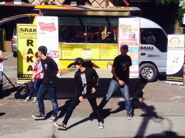 Penampilan breakdance yg mengagumkan! @b_s_d_c is in the floor di event pagi ini w/ @kmgp_themovie &amp; @actforhumanity