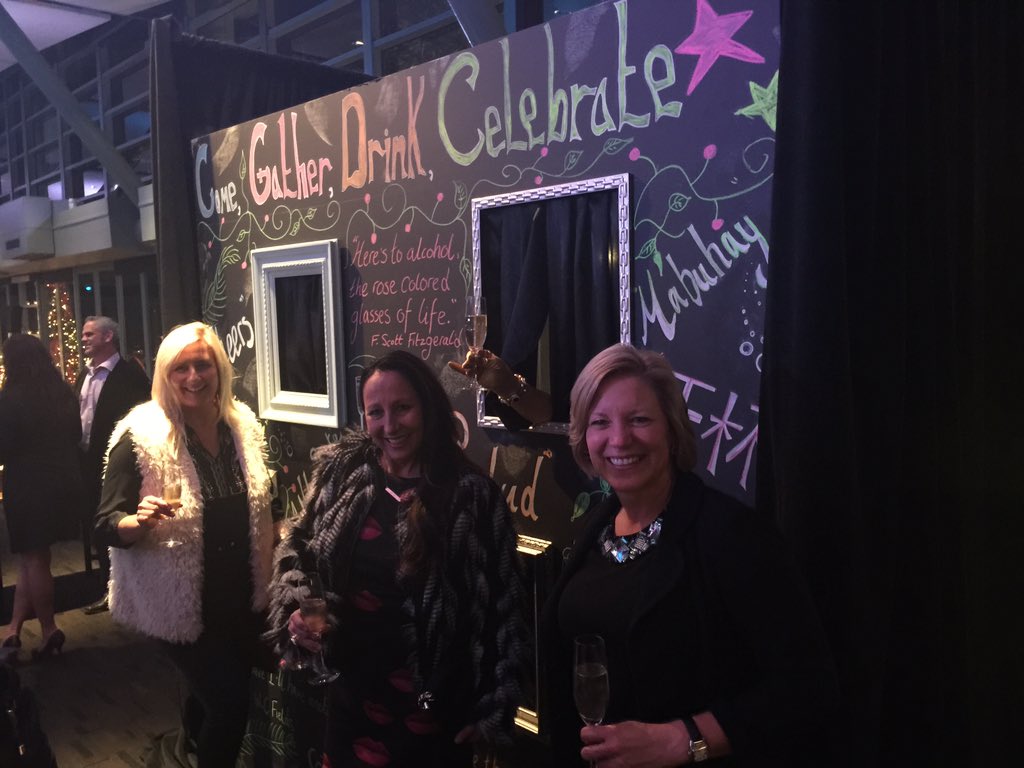 dania_duke's tweet photo. Celebrating with a #inahyattworld #Drinkwall #Champagne #Surfdiva https://t.co/g4zdx7xTBQ