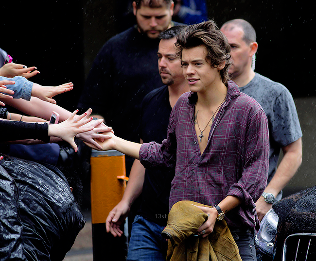 13styls's tweet photo. Harry Styles leaving the hotel in Auckland. https://t.co/gjkm2b58Fc