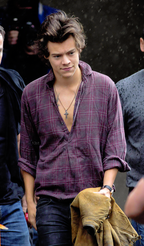 13styls's tweet photo. Harry Styles leaving the hotel in Auckland. https://t.co/gjkm2b58Fc