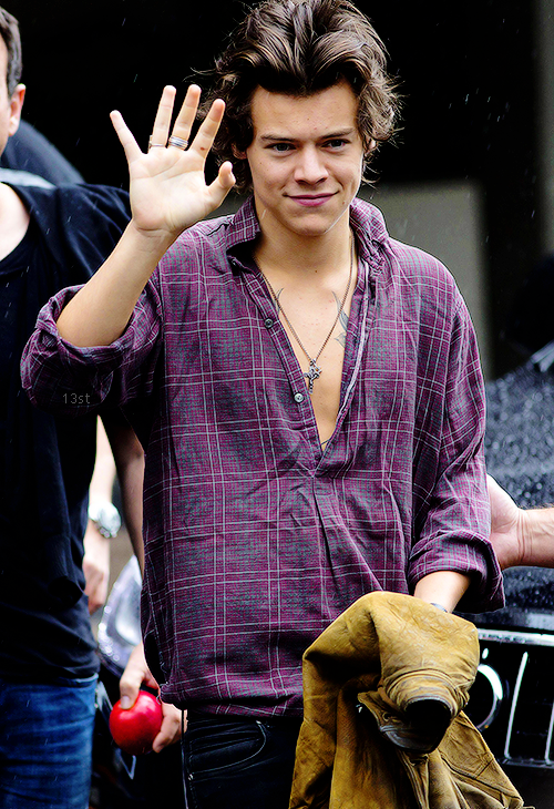 13styls's tweet photo. Harry Styles leaving the hotel in Auckland. https://t.co/gjkm2b58Fc