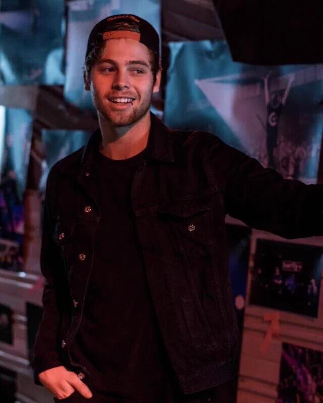 colorsof5sos's tweet image. luke // blue &amp;amp; purple