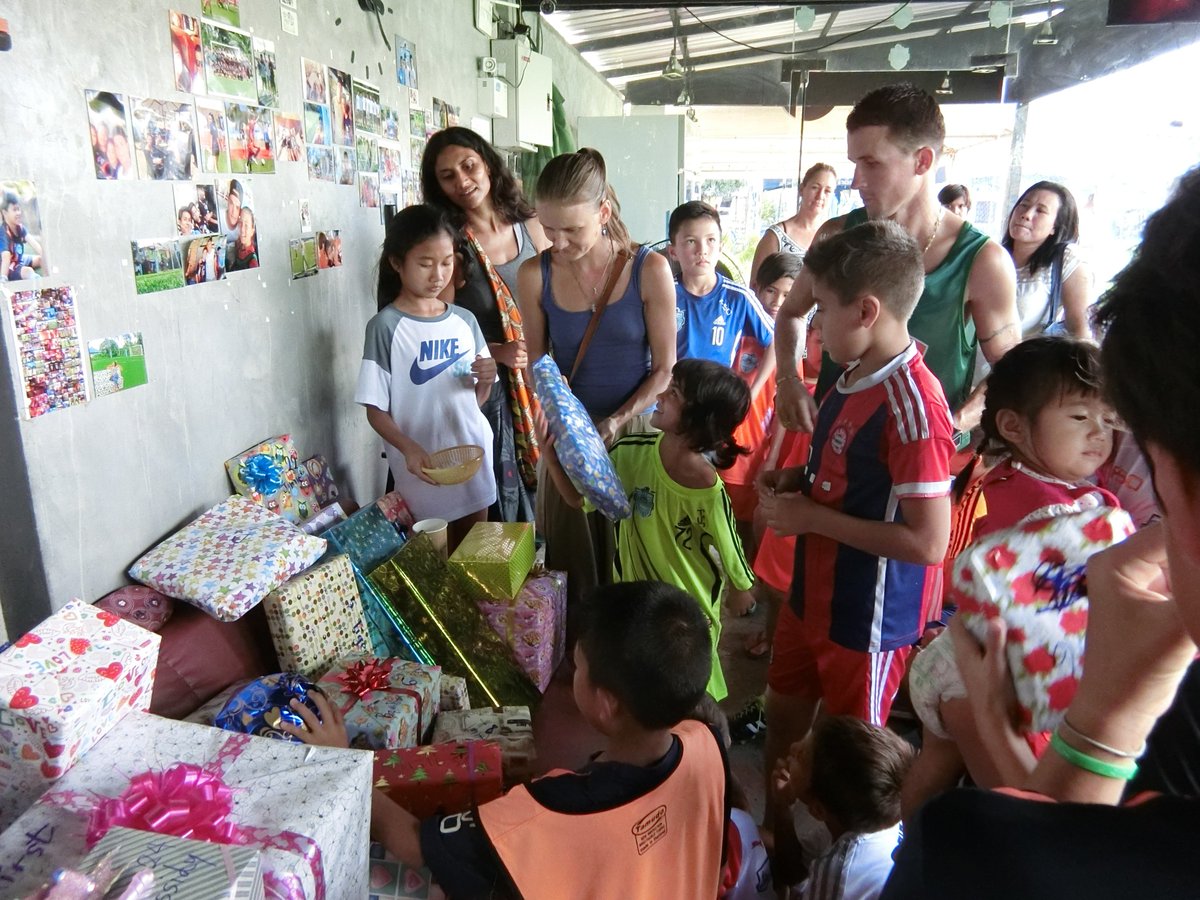 samui_united's tweet photo. X'mas and New year party at #SamuiUnitedAcademy ^^ https://t.co/ucWTYpwZU0