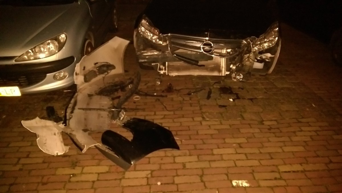 VingerlingM's tweet photo. Lichtblauwe/witte auto die mijn auto kapot reed moet schade aan de rechtervoorkant hebben. Help m vinden!! Please RT https://t.co/4HKvxmEXvK