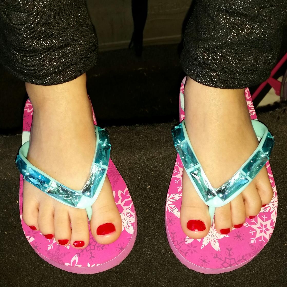 AdrienneRenee77's tweet photo. 5 years ago today I was pregnant with this beauty. Then at 1:29 am Dec 27, my water broke. #1stManiPedi #Almost5yo https://t.co/p1Lbi2vccL