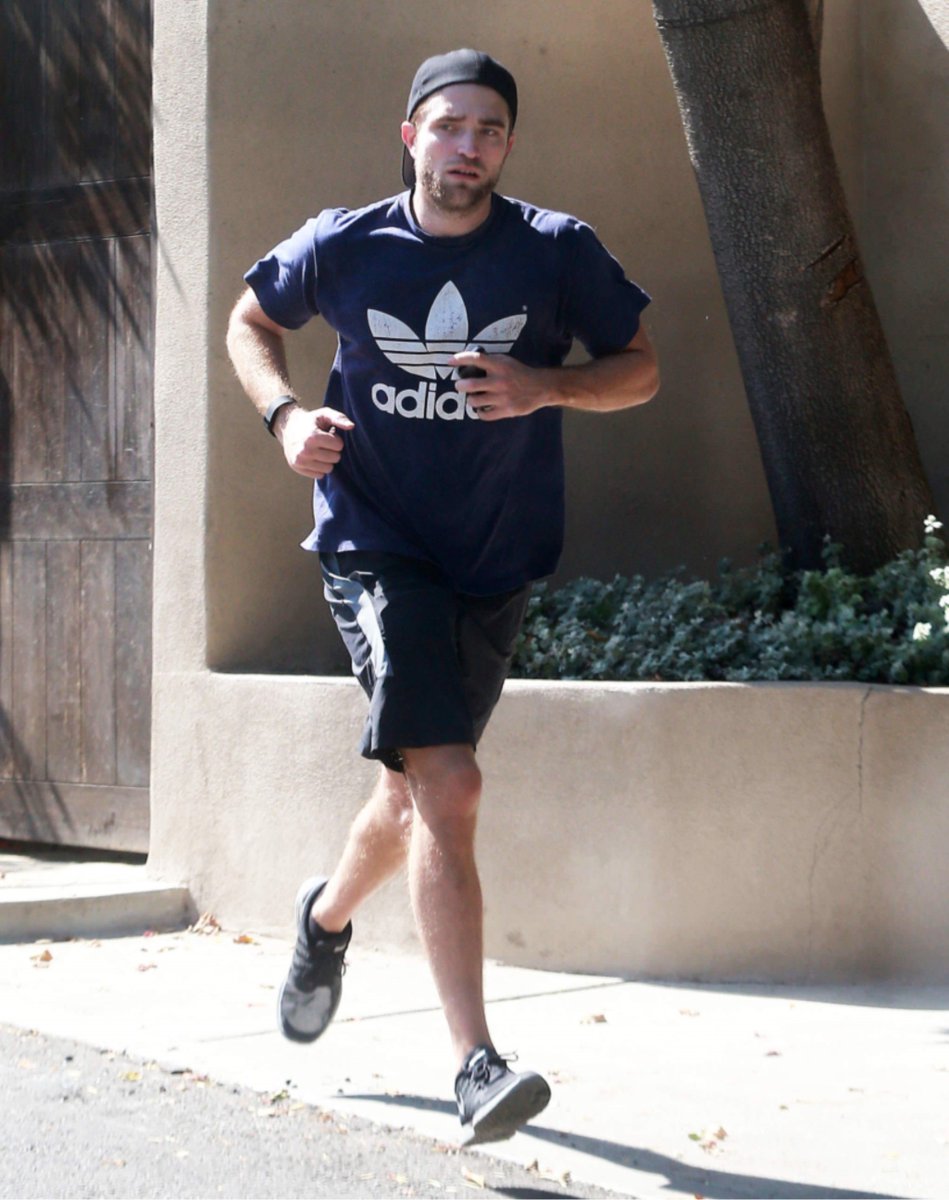 girlstuff411's tweet photo. March and April brought us lots of #GymRob #FitRob #HealthRob #RobertPattinson #Bestof2015 https://t.co/9SKxfzx0Ap