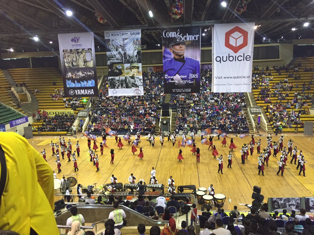B7RU's tweet photo. Benderanya jadi berwarna! #MBWGITB #1978 #GPMB #GPMB2015 https://t.co/DVo7NnlFhE