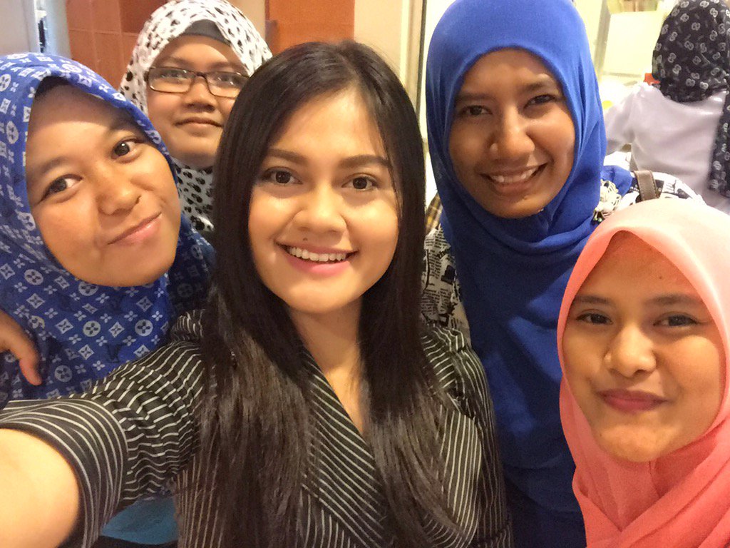 Seharian ditemenin anak comIka.Malmingan,makan,nonton <a href="/enzinurjannah/">Enzi ComIKA</a> <a href="/rohmahh13/">SR13</a> <a href="/fetty_nurdianti/">fetty ComIKA</a> <a href="/mirarahmawati59/">Mira.R</a>
