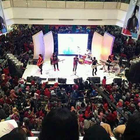 LindiNovia's tweet photo. wah parah 40alc pingsan ticket abis bang bikin merinding  @alysyarief @TRP_Rassya @BuDhila_ #loveii https://t.co/wbe6sToKA0
