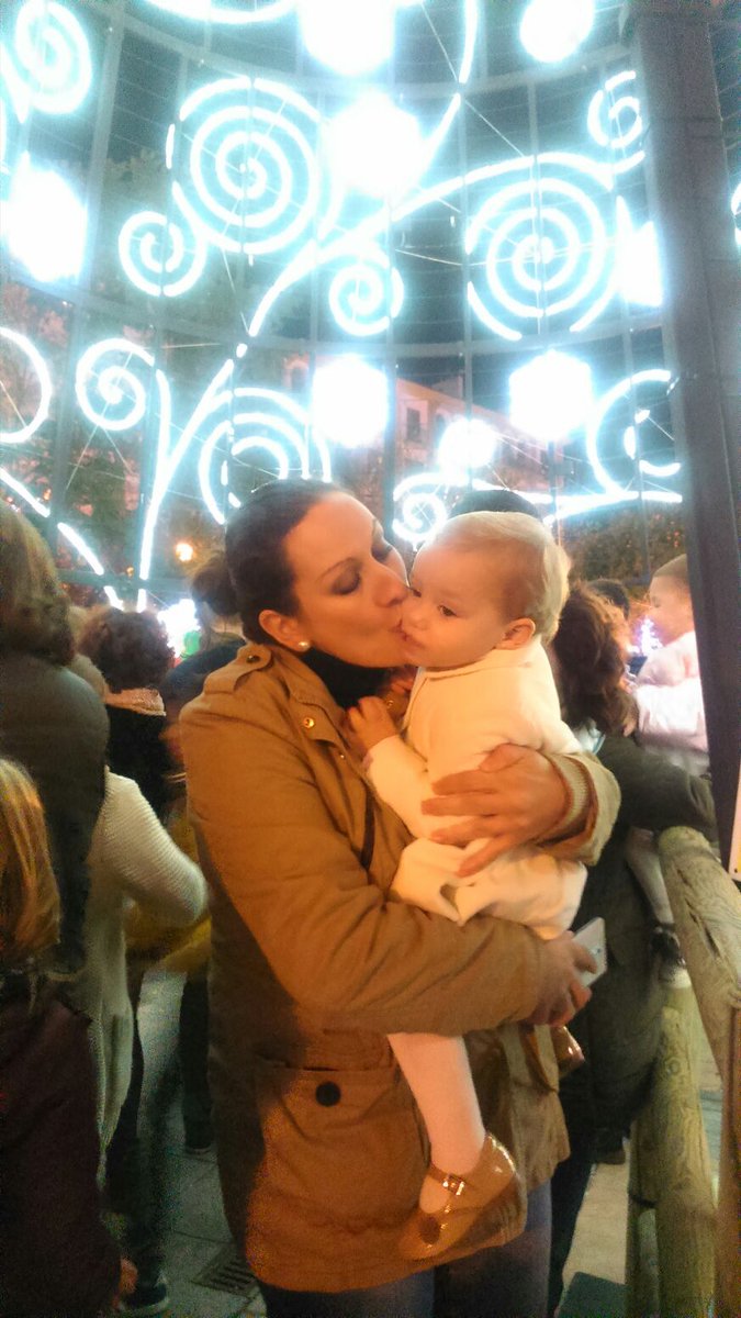 Disfrutando con mis pequeñas y lo mejor q me a dado la vida mis amigas!!OS qiero