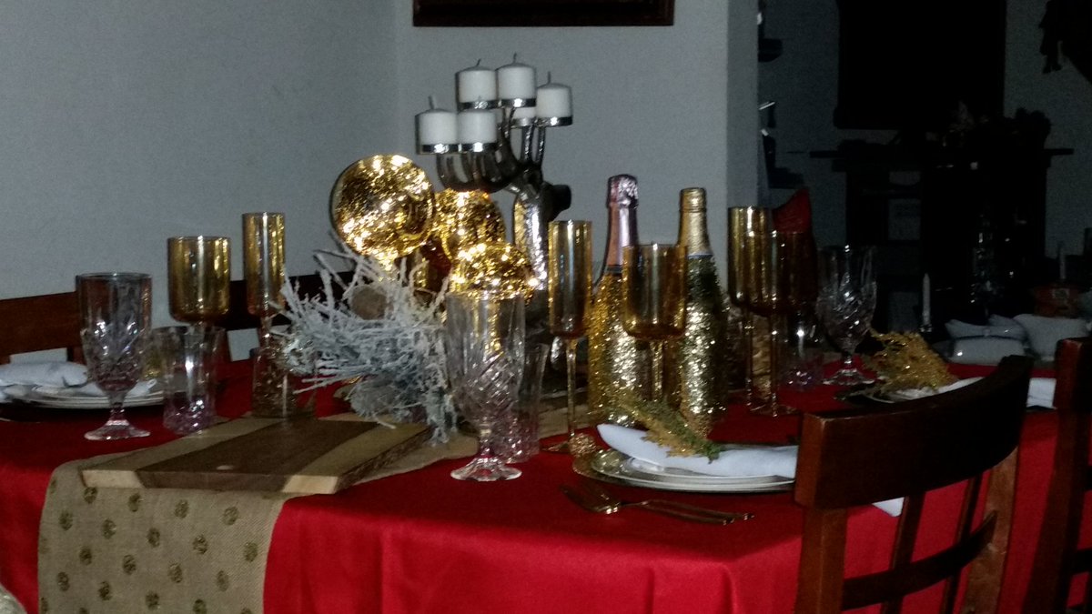 WEtopIA_Caterer's tweet photo. Adding a little #bling #phillychronicles @PhillySoc @MikeFOX29 #phillyholiday https://t.co/OjW8PMZJYi